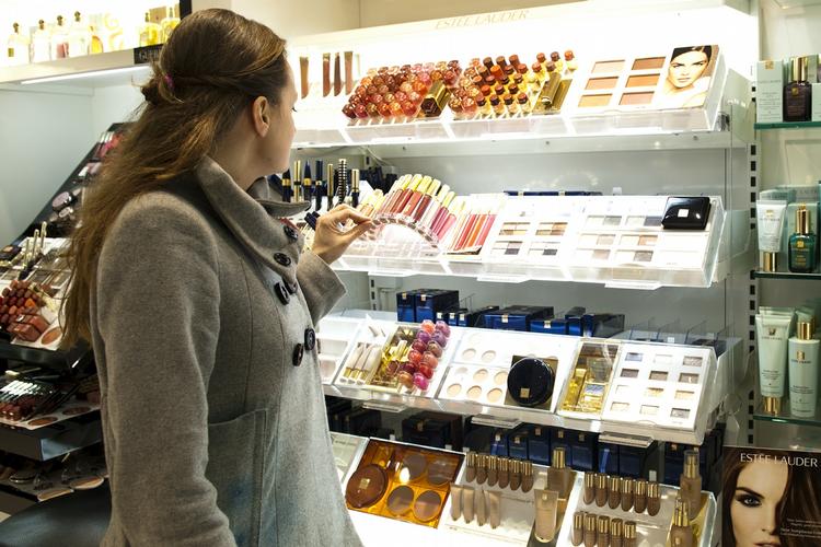 sammenhæng. De personer, der er allergiske over for de parfumestoffer, industrien bruger mest, er også dem, der døjer mest med humøret på grund af deres allergi, viser en undersøgelse. 