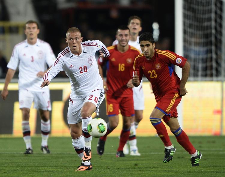 Frispark. Aras Özbiliz (th) scorede til 1-0 for Armenien direkte på frispark. Det var godt nyt til Viktor Fischer og resten af det danske landshold. 