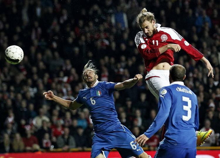 KLasse. Bendtners to hovedstød var flotte og spektakulære. 
