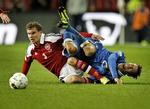 Tackling. Bjelland i nærkamp med Alessandro Diamanti. 