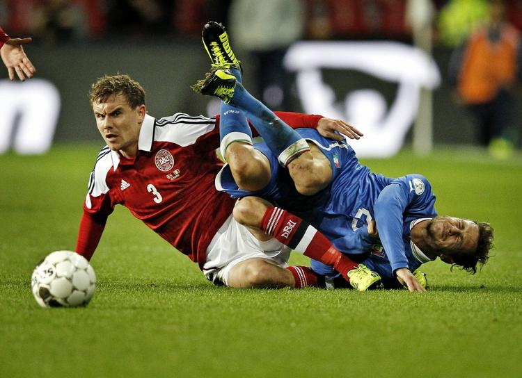 Tackling. Bjelland i nærkamp med Alessandro Diamanti. 