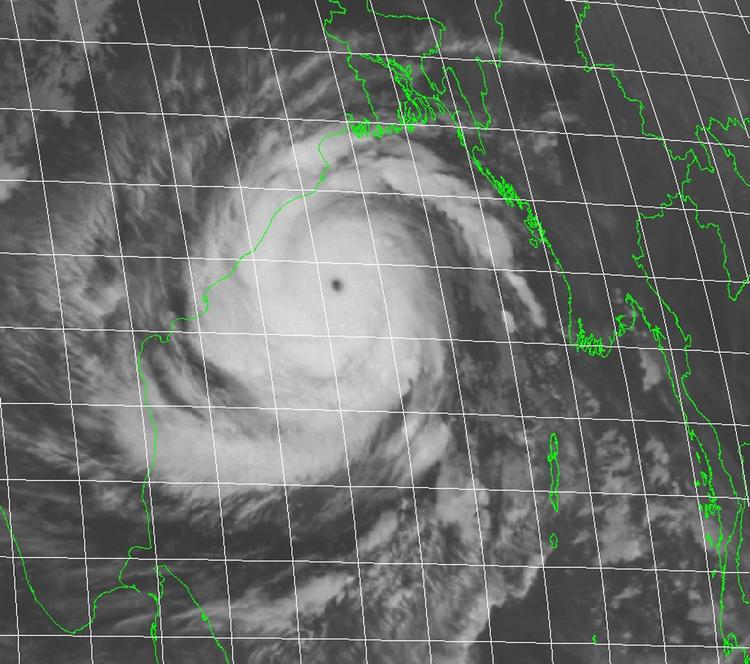 Varsel. Titusinder er evakueret i Indien, da cyklonen Phailin har kurs mod kysten. 