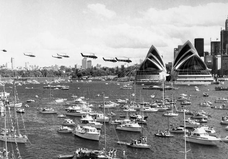 endelig. Fjorten år tog det at bygge operahuset færdigt. Så det var naturligt nok en festdag for Sydney, da huset endelig kunne indvies i 1973. 