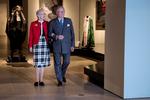 Dronning Margrethe og prins Henrik træder nye stier ved for første gang at udstille deres malerier og skulpturer sammen på ARoS i Aarhus. 