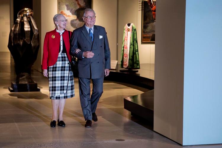 Dronning Margrethe og prins Henrik træder nye stier ved for første gang at udstille deres malerier og skulpturer sammen på ARoS i Aarhus. 
