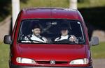 Hjem. Bendtner fik et lift af landsholdets massør. 