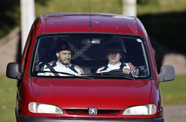 Hjem. Bendtner fik et lift af landsholdets massør. 