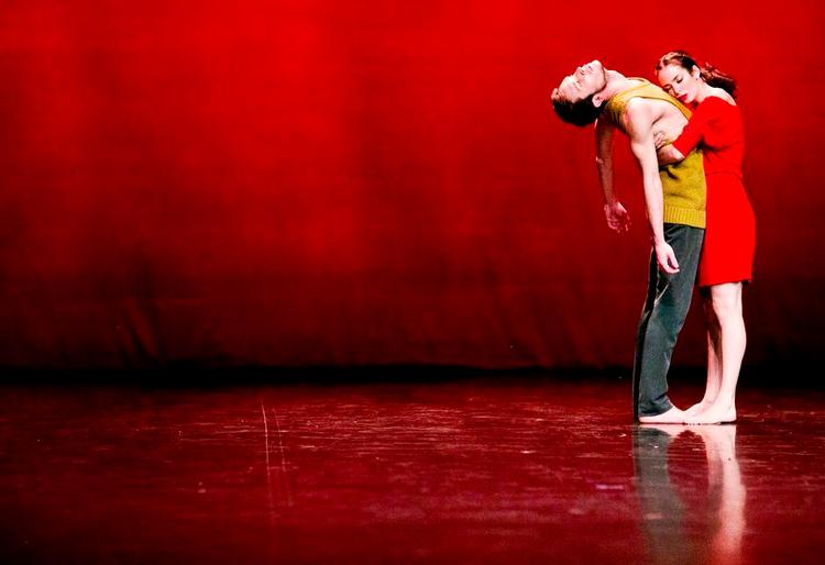 Livets puls. Det er døden, der danses med i 'Rød'. I rasende sværmen, i en sjælden omfavnelse. 