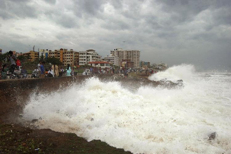 Storm. Meteorologer regner med, at Cyklonen Phailin, som lige nu hærger Indien, vil være den største storm i landet siden 1999. 