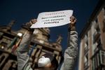 Protest. En italiensk demonstrant holder et banner med teksten: »Lampedusa, Middelhavet, fællesgrav« under en demonstration i Pamplona i dag mod EU's indvandrepolitik. 