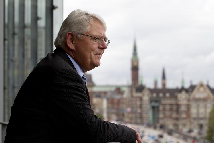 Ben:  Formanden for Kommunernes Landsforening (KL) Erik Nielsen (S),  får mere i løn for sine fem sidehverv end honoraret for at være borgmester i Rødovre. 