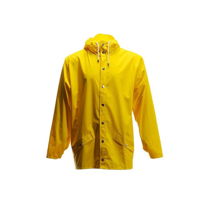 Fornyelse. Danske Rains har fornyet den klassiske gule regnfrakke - blandt andet vejer den i dag det halve. 