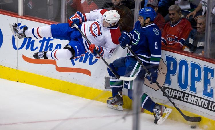 FLYVENDE. Selv om Lars Eller ikke var sidste mand på pucken, blev den flyvende dansker noteret for sejrsmålet for Montreal Canadiens. 