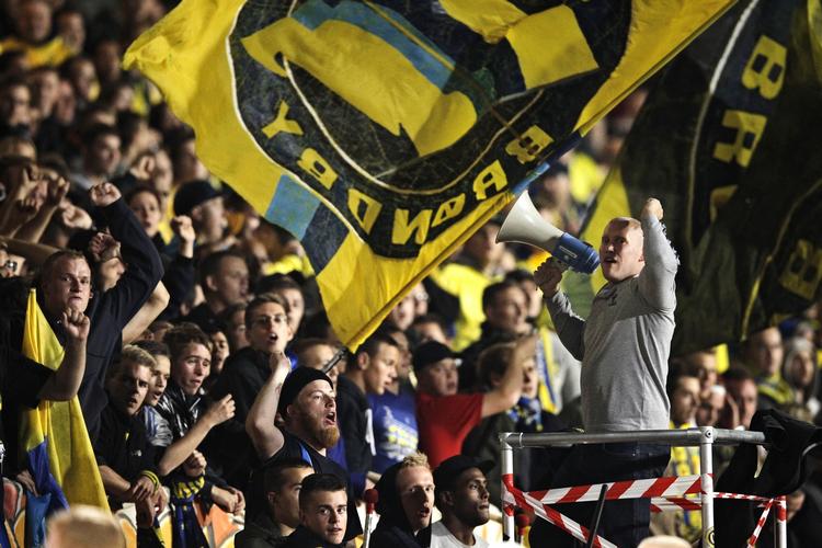 Sange. Brian Halkjær Jensen er manden med megafonen foran Brøndbys fans. 