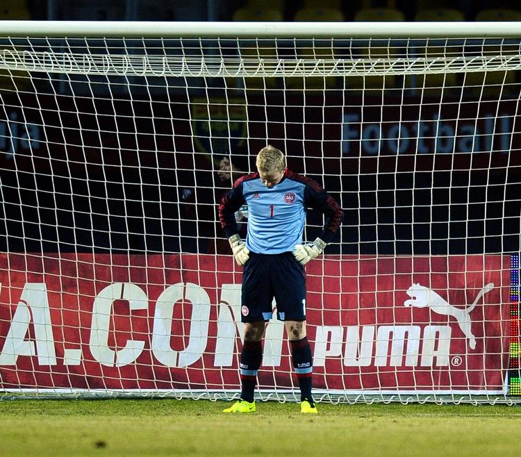 DEBUTEN. Det blev et nederlag på 3-0, da Kasper Schmeichel første gang stod på mål for Danmark. 