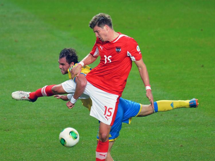 FILM. Til sidst i kampen mod Østrig fik Johan Elmander med en overdreven reaktion fremtvunget et rødt kort. 