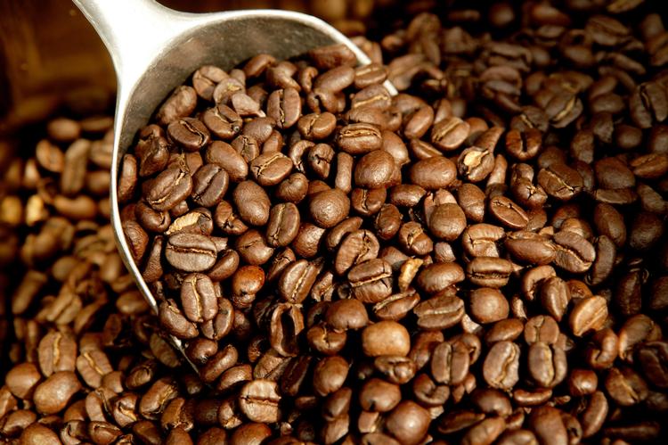 Pumpet. Prisen på kaffe er ualmindeligt høj - og det på trods af, at kiloprisen på en arabicakaffe er styrtdykket de seneste to år. 