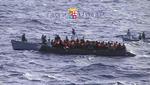 Hjælp. Den italienske flåde har her i dag offentliggjort billeder fra en båd med flygtninge, der lørdag var på vej mod den italienske ø Lampedusa. Denne gang nåede hjælpen fra Europa frem til flygtningene. 