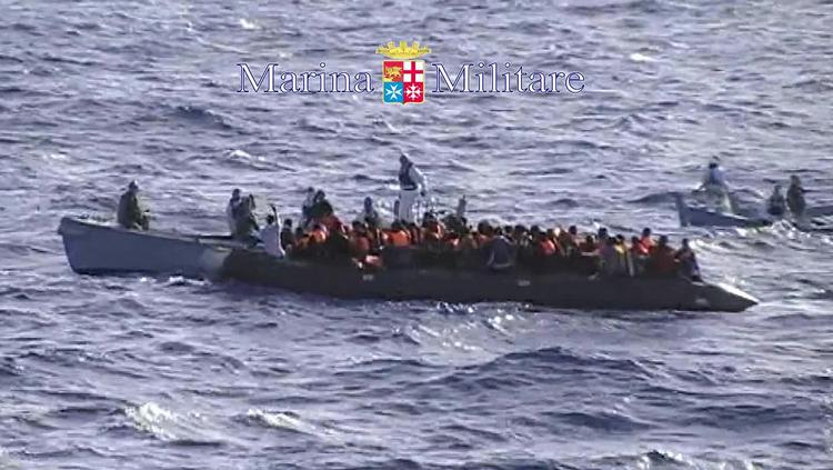 Hjælp. Den italienske flåde har her i dag offentliggjort billeder fra en båd med flygtninge, der lørdag var på vej mod den italienske ø Lampedusa. Denne gang nåede hjælpen fra Europa frem til flygtningene. 