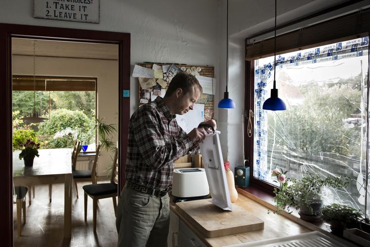 TRUET. Lars Georg Jense, der er nabo til en Bandidos-rockerborg, har for anden gang på to uger fået smadret sine vinduer. 