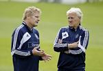 SAMTALE. Landsholdets assistenttræner, Peter Bonde (tv), skal til møde med DBU i en af de kommende måneder. 