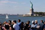 Gensyn. Turister kan de kommende dage igen besøge Frihedsgudinden i New York. Den ligger i en nationalpark, som har været ramt af luking. Foto: John Minchillo/AP 