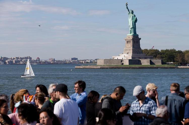 Gensyn. Turister kan de kommende dage igen besøge Frihedsgudinden i New York. Den ligger i en nationalpark, som har været ramt af luking. Foto: John Minchillo/AP 