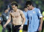 Skuffelse. Uruguay med bl.a.  Diego Forlan (tv) og  Alejandro Silva på holdet tabte natten til lørdag 1-0 i Ecuador. 