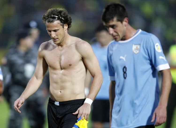 Skuffelse. Uruguay med bl.a.  Diego Forlan (tv) og  Alejandro Silva på holdet tabte natten til lørdag 1-0 i Ecuador. 