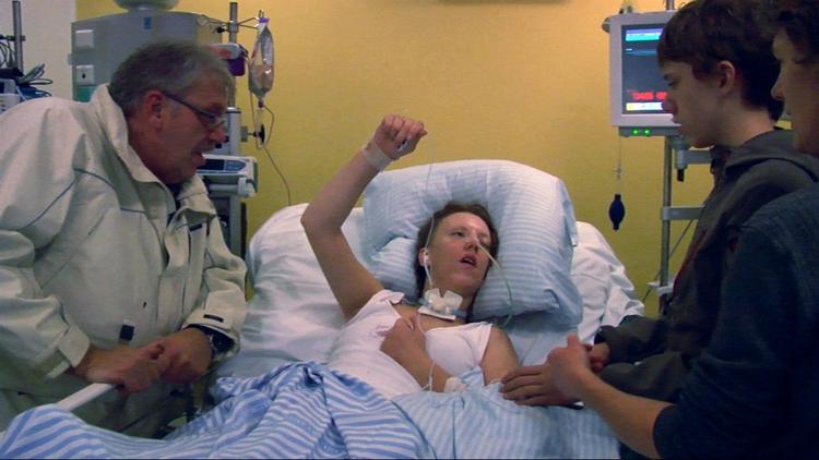 STANDHAFTIG. Carina Melchior, der her ses med sin familie ved sin side under DR-dokumentaren 'Pigen der ikke ville dø', kom stik mod sin læge forudsigelse helskadt tilbage til livet efter et biluheld. 