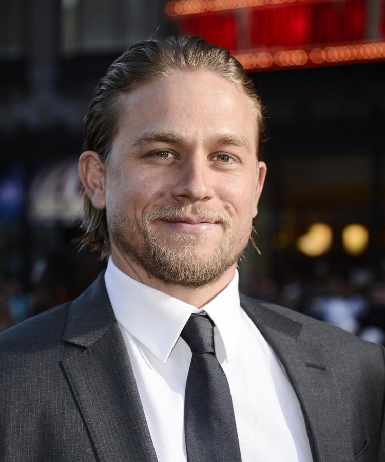Fravalgt. Charlie Hunnam skal alligevel ikke spille hovedrollen som Mr. Grey i filmatiseringen af bestsellerromanen '50 Shades of Grey'. Han kan ikke nå at sætte sig ordentligt ind i rollen inden optagelse, lyder begrundelsen fra Universal Pictures. 