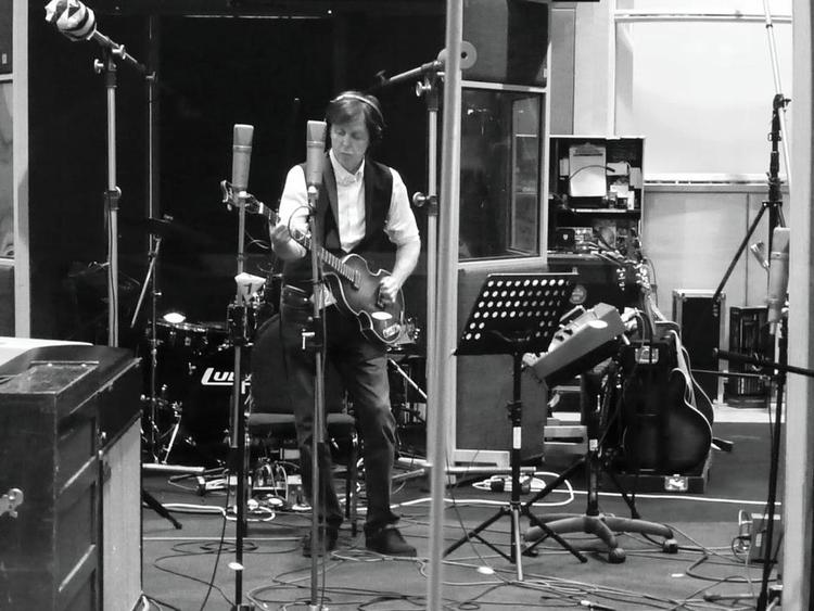 ivrig. Paul McCartney vimser ivrigt rundt, men i virkeligheden burde han holde sig i det skrøbelige nu. 