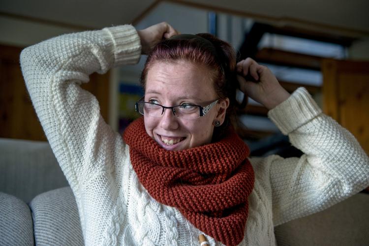 REHABILITERING. En læge vurderede i 2011, at Carina Melchior ikke ville overleve en bilulykke. I dag lever den 19-årige næsten som før. 