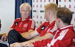 GENERATIONER. I Kasper Schmeichel og Michael Krohn-Dehli havde Morten Olsen taget et par spillere med forskellig baggrund med til dagens pressemøde. 