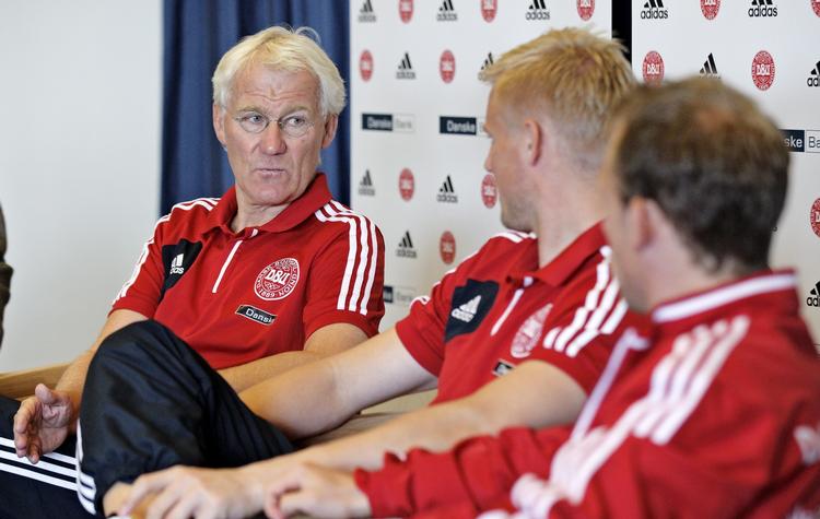 GENERATIONER. I Kasper Schmeichel og Michael Krohn-Dehli havde Morten Olsen taget et par spillere med forskellig baggrund med til dagens pressemøde. 