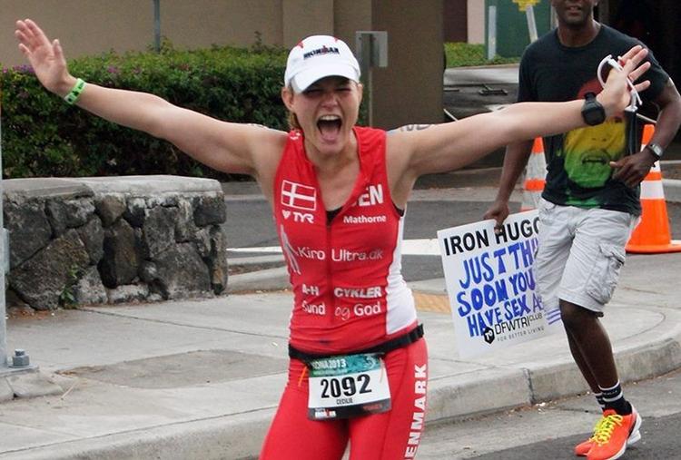 Overskud. Selvom Cecilie Mathorne måtte kæmpe i over 10 timer for at klare sig i mål til Ironman på Hawaii, fandt hun alligevel kræfterne til at brøle sin jubel til fotografen. 