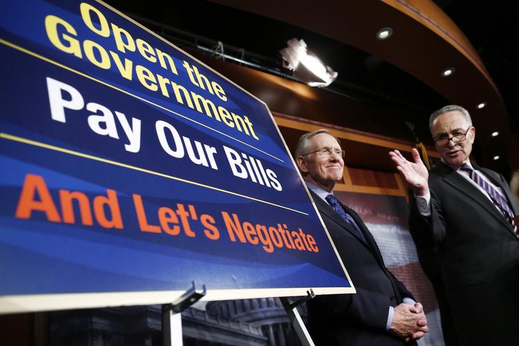 Gældsdrama. De demokratiske senatorer Harry Reid og senator Chuck Schumer møder pressen efter frugtesløse forhandlinger i weekenden. Endnu en deadlinen nærmer sig for de amerikanske politikere. 