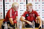 GENERATIONSSKIFT. Som spiller nåede Morten Olsen at være holdkammerat med både Finn Laudrup og hans to sønner, Michael og Brian. Som træner har Morten Olsen haft både Peter og Kasper Schmeichel på holdet. 
