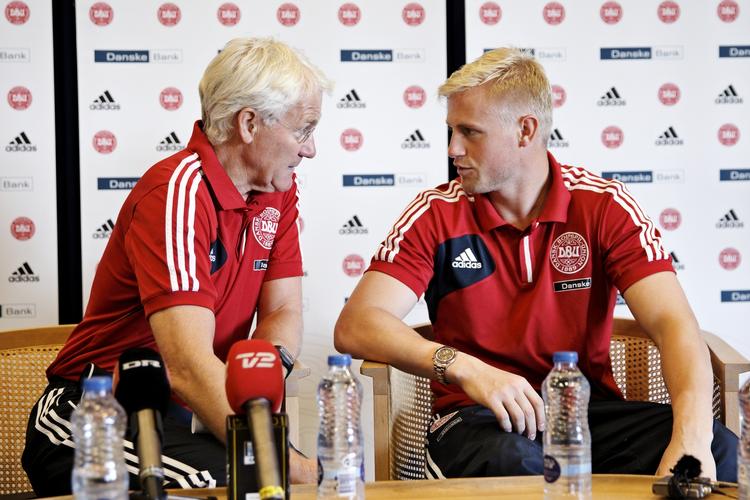 GENERATIONSSKIFT. Som spiller nåede Morten Olsen at være holdkammerat med både Finn Laudrup og hans to sønner, Michael og Brian. Som træner har Morten Olsen haft både Peter og Kasper Schmeichel på holdet. 