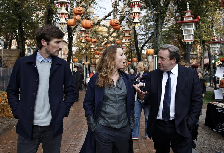 Englænderbesøg. Skuespilleren Neil Dudgeoner (til højre), er sammen med Gwilym Lee (til venstre) i København for at optage afsnit nummer 100 af den populære krimiserie 'Kriminalkommissær Barnaby'. Danske Ann Eleonora Jørgensen (til venstre) skal spille politiefterforsker Poulsen i afsnittet. Foto: Jens Dresling 