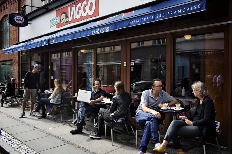 Udendørsliv. På Værnedamsvej sidder folk ude hele året rundt. Her er vi på Cafe Viggo. 