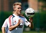 Ung.  Viktor Fischer er en lydhør elev hos Morten Olsen, som tager sig god tid til at instruere og forklare den 19-årige Ajax-spiller, hvad han er god til, og hvad der skal forbedres. 