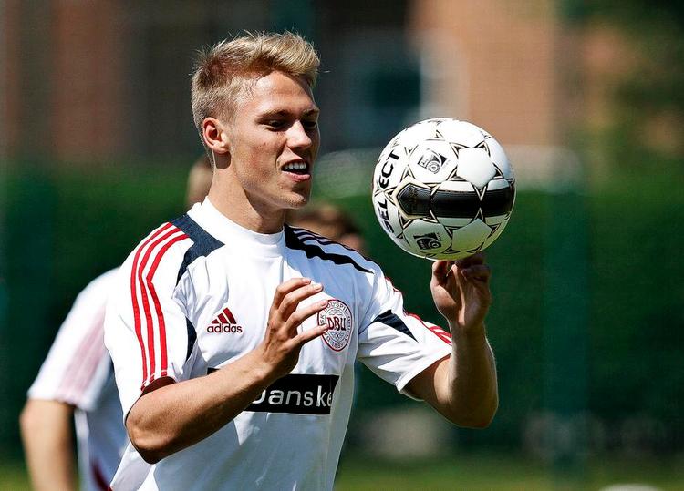 Ung.  Viktor Fischer er en lydhør elev hos Morten Olsen, som tager sig god tid til at instruere og forklare den 19-årige Ajax-spiller, hvad han er god til, og hvad der skal forbedres. 