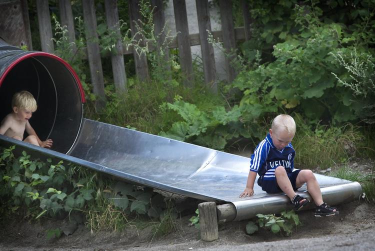 nærvær. Mange forældre går glip af deres glade børns leg på legepladsen, fordi de har travlt med at kigge på deres smartphone i stedet for. 