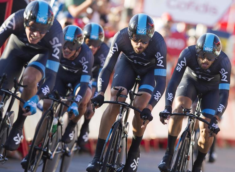 Baghjul. Team Sky måtte på en af feltets sidste arbejdsdage i 2013 afgive toppositionen på ranglisten til Movistar. 
