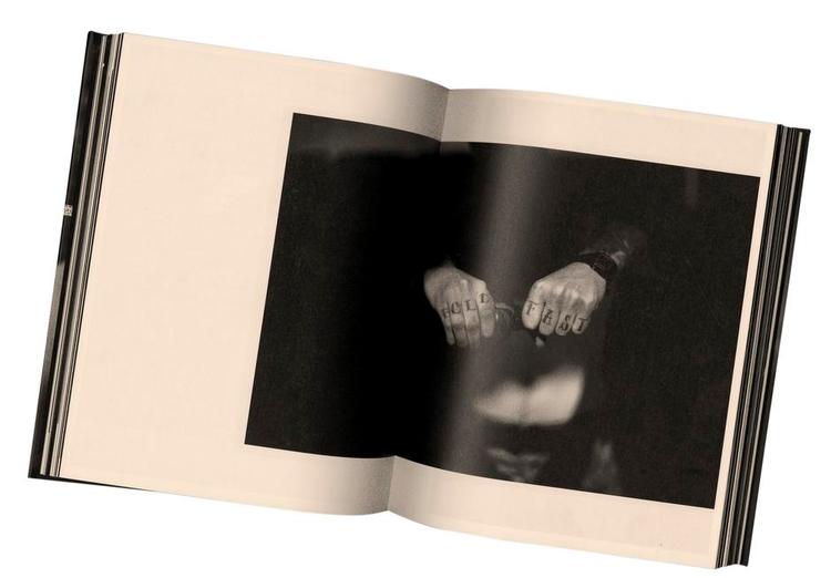 Dokument. Jan Grarups fotografier og interviews beretter råt og ramsaltet om de spor, en krig sætter. 