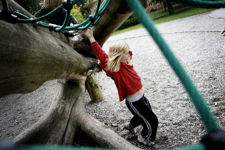nærvær. Forældre glemmer helt at være sammen med deres børn på legepladsen, fordi de har så travlt med deres smartphones. Arkivfoto. 