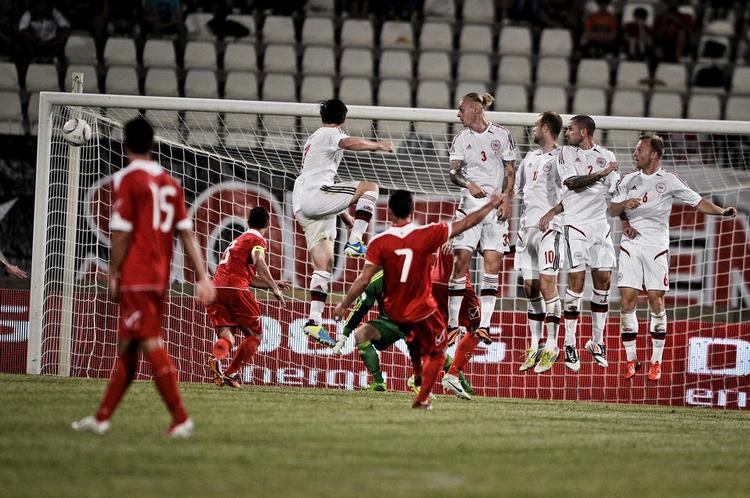 MÅL.  Stephan Andersen får karakteren 4 - et par vigtige redninger i første halvleg, men fejlplaceret ved Maltas scoringer og hjemmeholdets skud på overliggeren, mener Poltikens sportsredaktør. - Foto: 