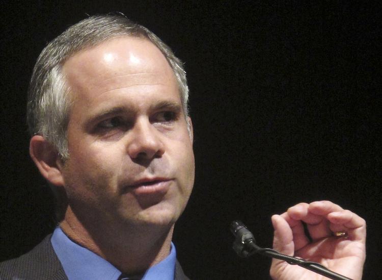 Konkurrence. Republikaneren Tim Huelskamp er en af de Tea Party-republikanere, der lige nu blokerer for at gældsloftet kan blive blokeret. Han sagde i går, at de mere moderate republikanere vil blive udfordret af andre kandidater til midtvejsvalgene, hvis de stemmer for kompromisforslaget fra Senatet. 