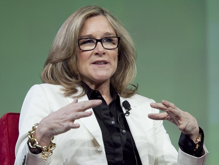 STORSÆLLERT. Angela Ahrendts har især fået kineserne til at købe vildt ind af luksuskoncernen Burberrys varer - og det ses på regnskaberne. 